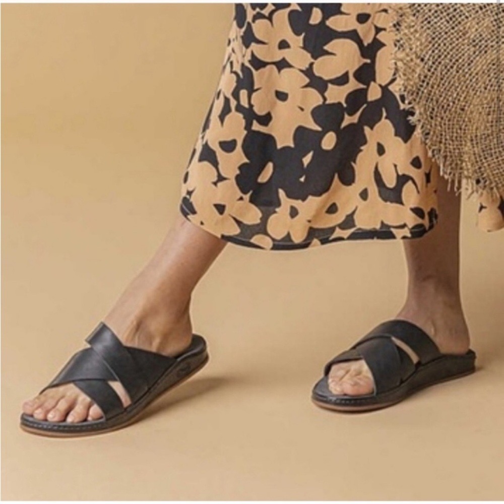 Chaco Women's Black Cross-Strap Leather Sandals